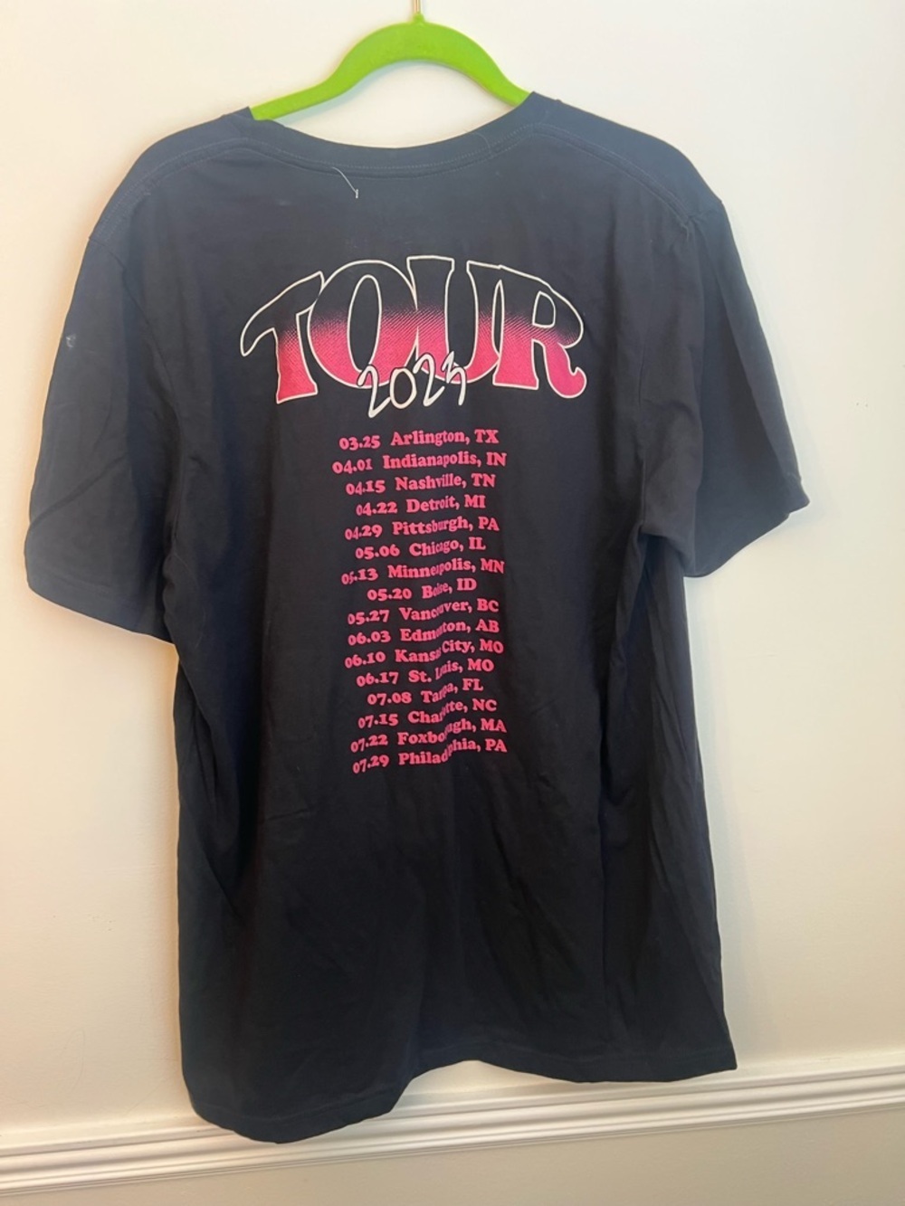 Lainey Wilson Graphic Tee in Black with Pink Accents concert T shirt LONG - Picture 3 of 4